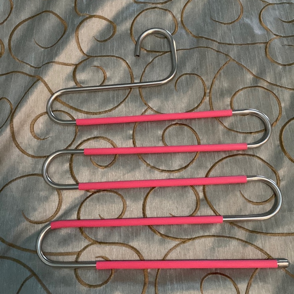 Pink multiple ring hanger